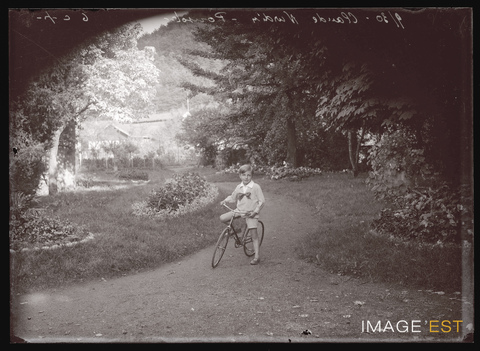 Enfant sur une bicyclette (Le Val-d'Ajol)